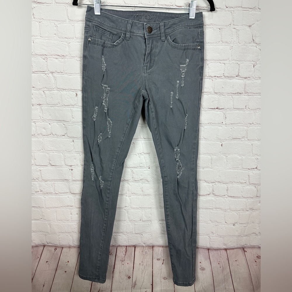 Rue21 Women's Regular Skinny Gray Distressed Denim Jeans Low-Rise Sz 3/4